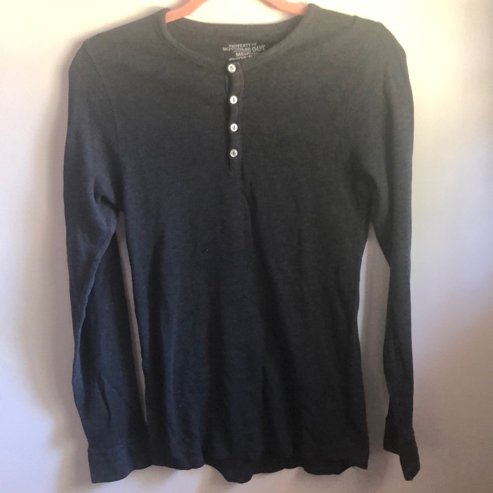 Men’s m gray thermal with buttons